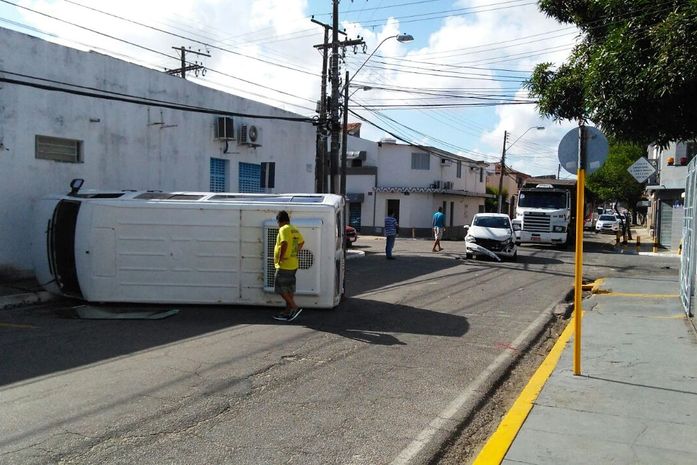 Van capota em acidente com carro de passeio no Jaraguá