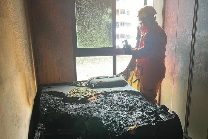 Mulher é socorrida com falta de ar após incêndio em apartamento na Ponta Verde