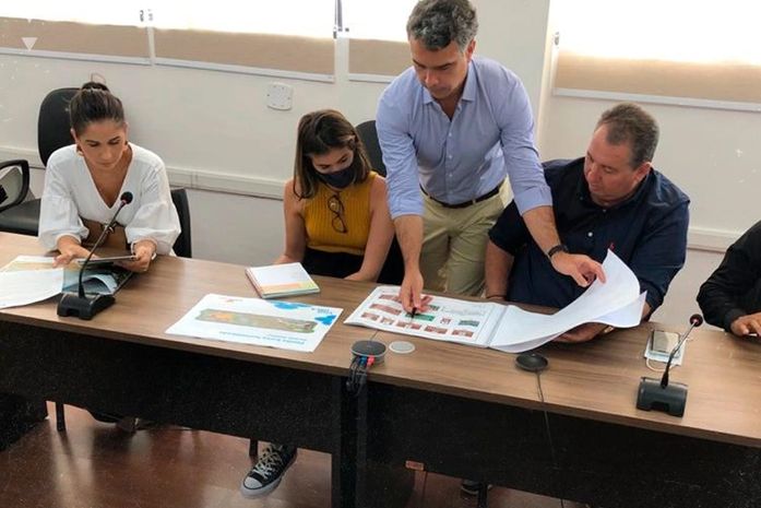 Secretário Rafael Brito detalhando as medidas para Porto de Pedras junto com o prefeito Henrique Vilela