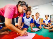 Gestão JHC amplia inclusão e garante mais 800 auxiliares de sala para estudantes da rede municipal
