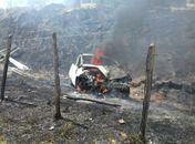Veículo foi totalmente destruído pelo fogo