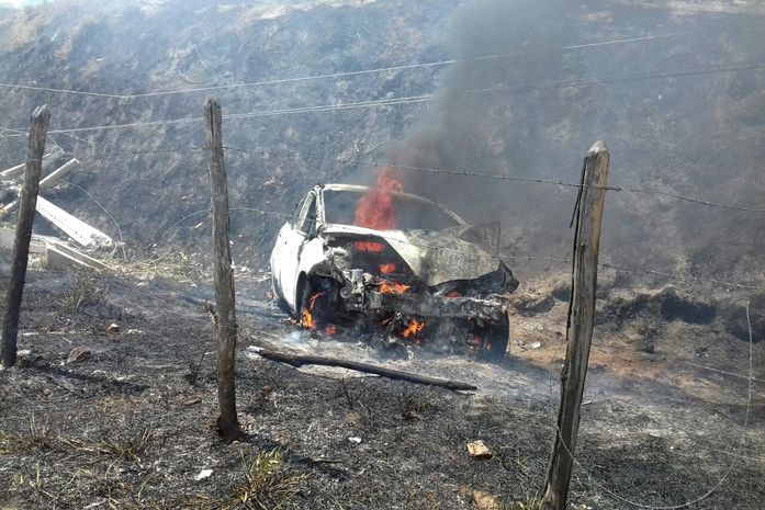 Veículo foi totalmente destruído pelo fogo