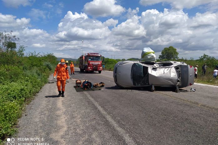 Um morre e dois ficam feridos em capotamento, na BR-316