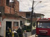 Bombeiros apagam incêndio em residência, no Jacintinho, e usam equipamento específico para retirar fumaça do local