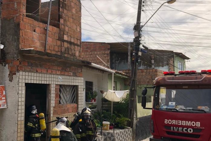 Bombeiros apagam incêndio em residência, no Jacintinho, e usam equipamento específico para retirar fumaça do local