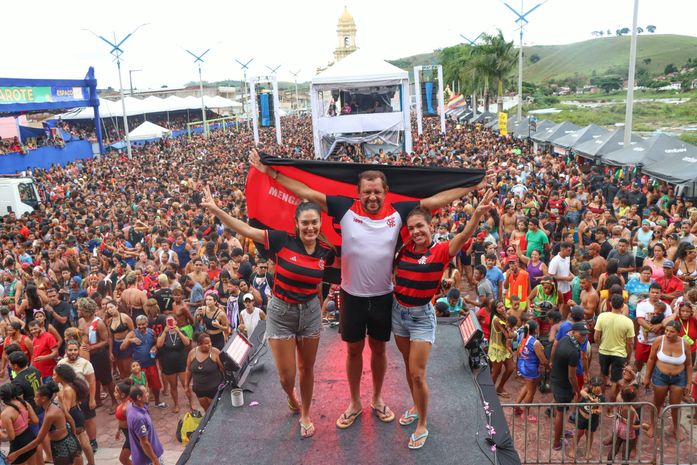 Bloco do Flamengo arrasta multidão pelas ruas do Carnalaje