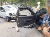 Condutores de veículos ficam feridos durante colisão frontal no interior 