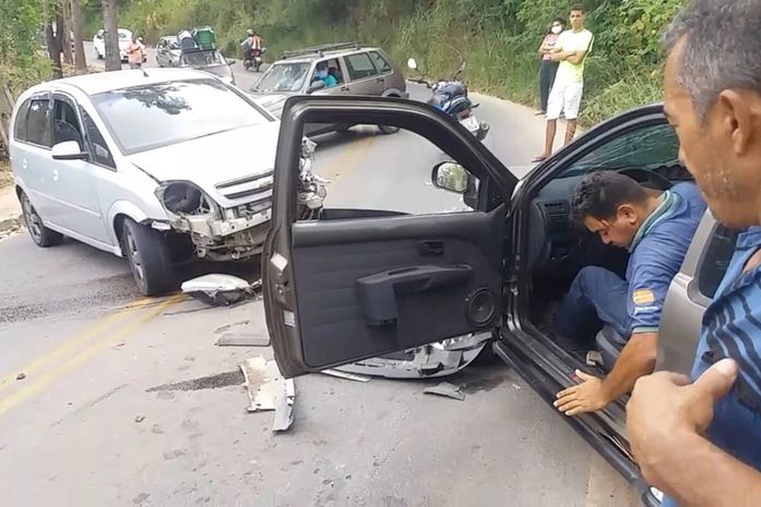 Condutores de veículos ficam feridos durante colisão frontal no interior