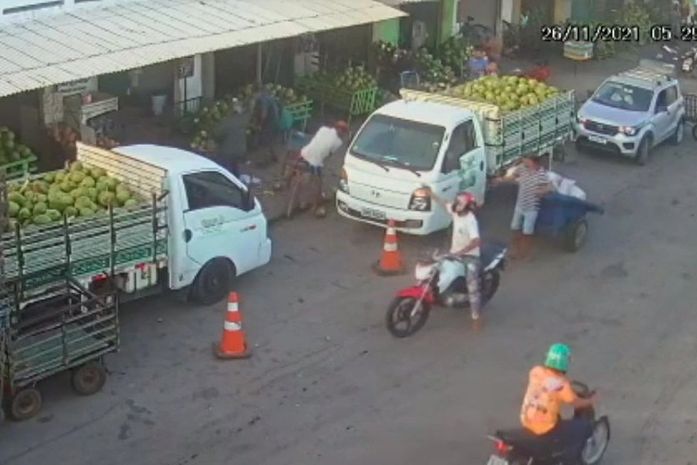 Empresário é morto quando chegava para trabalhar no Mercado da Produção; câmeras flagraram crime