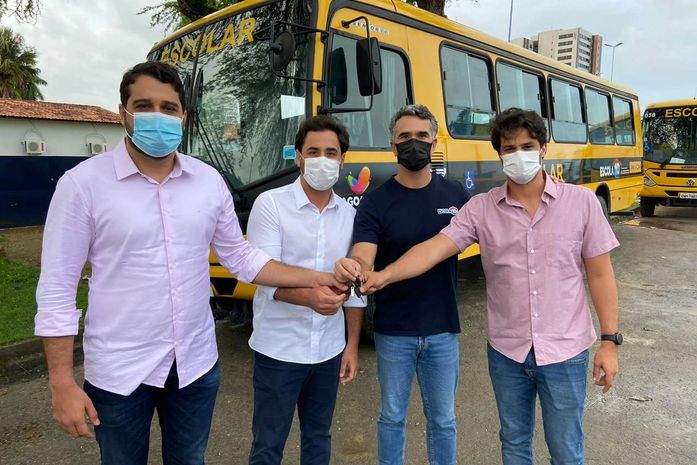 Prefeito Arthur Freitas garante novo ônibus escolar para Santana do Mundaú