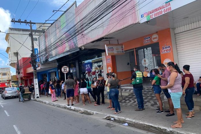 Consumidores fazem filas em lojas de Arapiraca na tentativa de aproveitar as ofertas de Black Friday