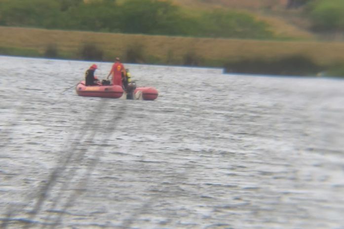 Bombeiros realizam buscas em barragem após embarcação afundar com homem dentro