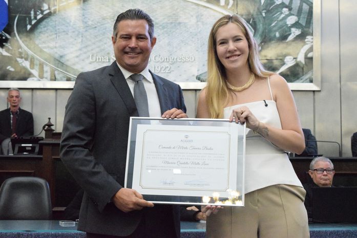 Deputada Cibele Moura homenageia Maurício Quintella com maior honraria do Parlamento alagoano