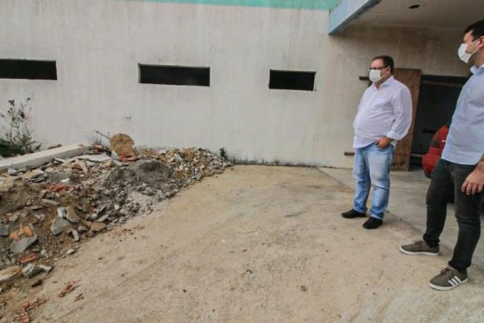 Luciano Barbosa visita obra abandonada de CRAS