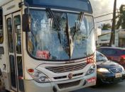 Ônibus é apedrejado por populares após atropelamento no Barro Duro