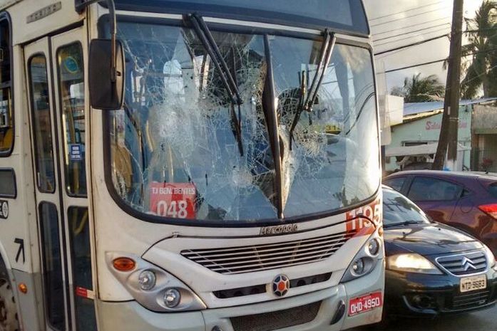 Ônibus é apedrejado por populares após atropelamento no Barro Duro