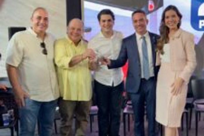 Prefeito de Santana do Ipanema recebe ambulância do SAMU do Governo