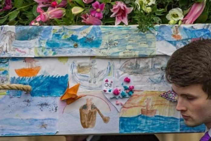 Como último adeus, ex- alun@s desenham borboletas, flores, arco-íris, corações no caixão da professora.