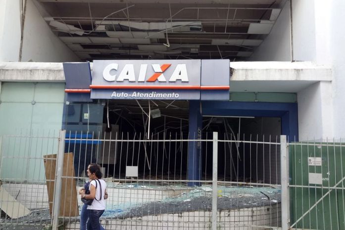 Prédio da Caixa Econômica é depredado