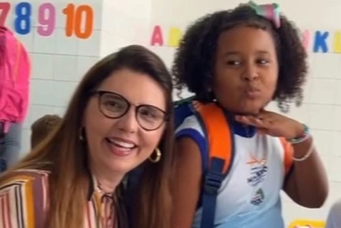 Com muda doada por Jó Pereira, a menina Israelle, 8 anos, faz o plantio do primeiro Baobá, em Escola de Maceió. Que bacana!