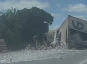 Caminhão tomba na BR-101 e carga fica espalhada na pista
