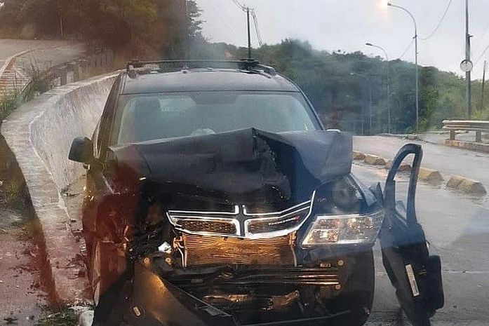 Colisão entre veículos deixa dois feridos na Av. Pierre Chalita, em Maceió