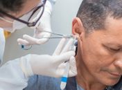 Laboratório de Análises Clínicas de Maceió realiza baciloscopia para identificação de hanseníase