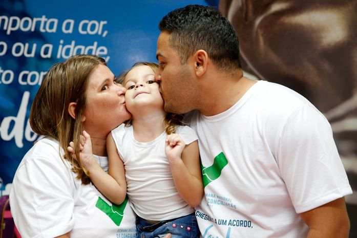 Maria e Alexsandro entraram em acordo e vão casar, garantindo alegria da filha Gloria