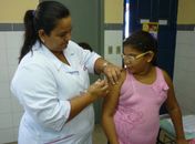 SMS imuniza meninas com segunda dose de vacina contra o HPV