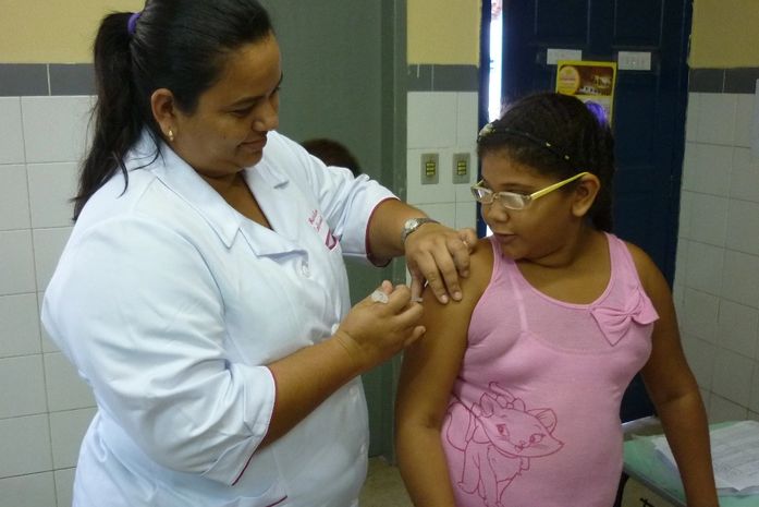 SMS imuniza meninas com segunda dose de vacina contra o HPV