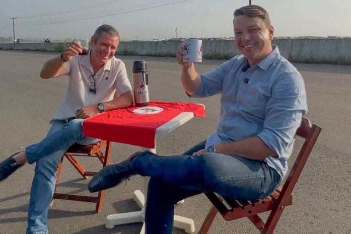 Cabo Bebeto e Vavazinho fiscalizam retirada de ligação clandestina de energia em acampamento do MST