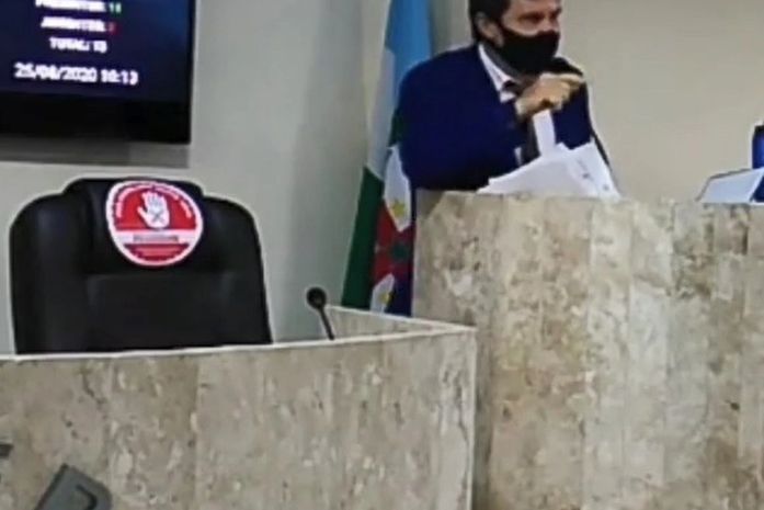 No plenário, vereador acusa colega de roubar seu celular e de 'ter pacto com satanás'