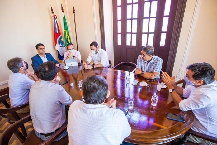 JHC reforça compromisso com desburocratização durante reunião com Ademi e Sinduscon