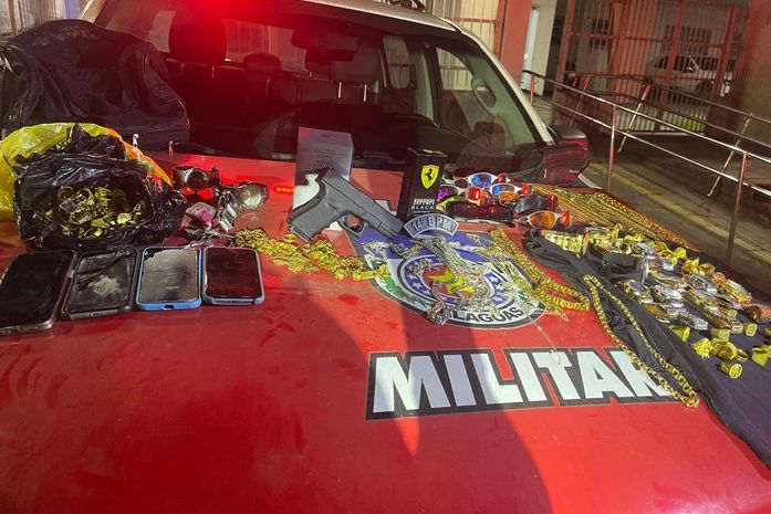 Dupla suspeita de roubo a loja em Maceió é presa com simulacro de pistola