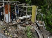 Morando em área com risco de desabamento, 21 famílias são removidas de encosta   