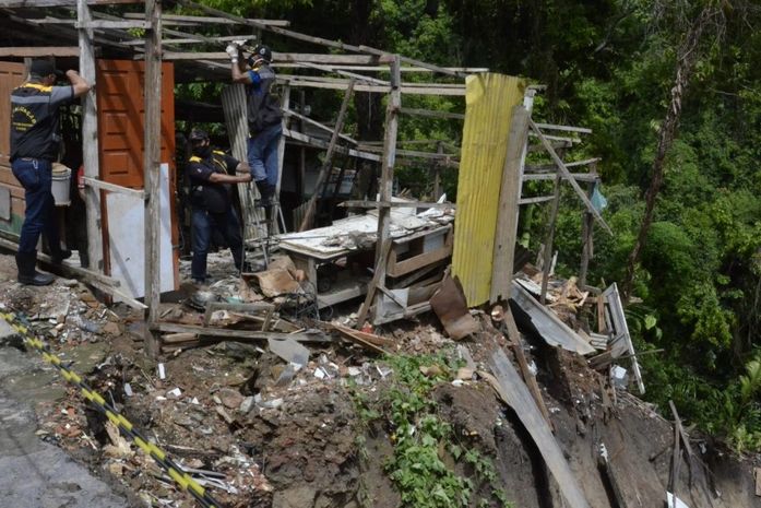 Morando em área com risco de desabamento, 21 famílias são removidas de encosta