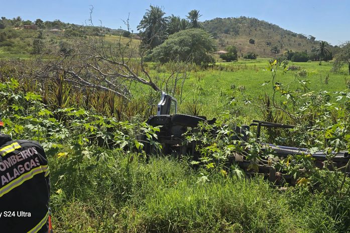 Motorista morre preso às ferragens após caminhão com carga de água capotar em AL