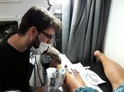 Ele vive da arte de tatuar