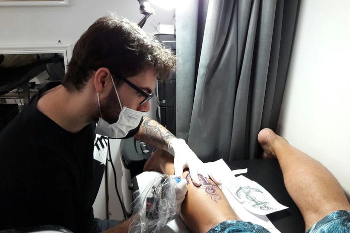 Ele vive da arte de tatuar