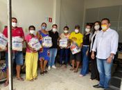 Conagreste entrega brindes da ação do Dia do Gari a trabalhadores de Tanque D’Arca