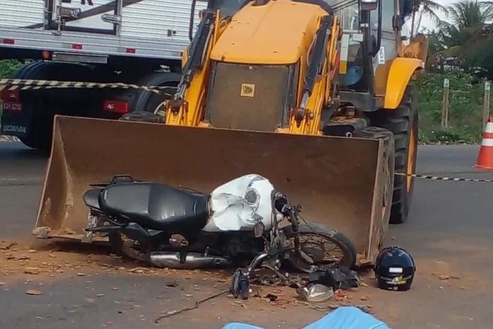 
Motociclista morre após colisão frontal entre moto e retroescavadeira no Agreste de Alagoas