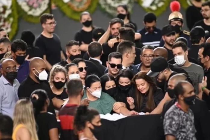 Marília Mendonça: Família e famosos chegam ao velório e fãs se despedem