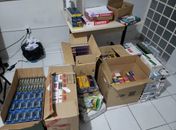 PM apreende armas de fogo e mais de 150 maços de cigarro sem notas fiscais no interior; dois homens foram presos