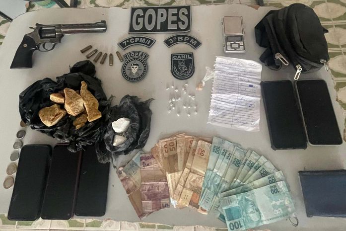 Mais de 30 armas de fogo e 26 kg de drogas foram apreendidas pela PMAL, na última semana