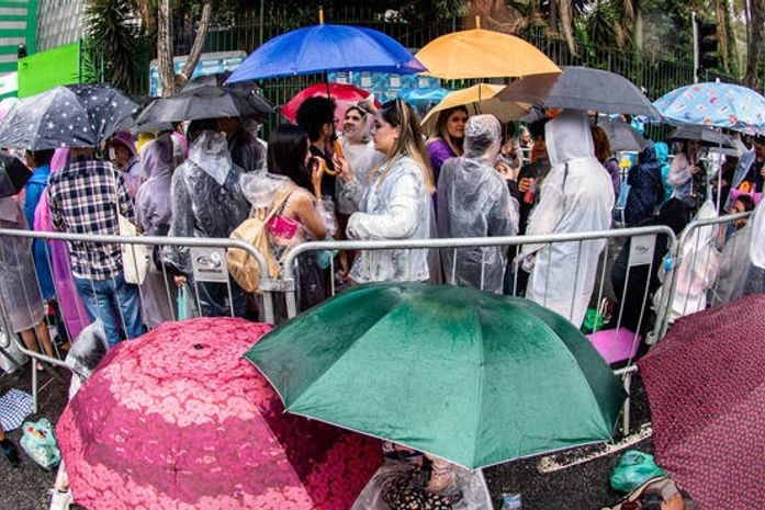 Fãs de Taylor Swift encaram chuva e horas de fila para primeiro show em São Paulo