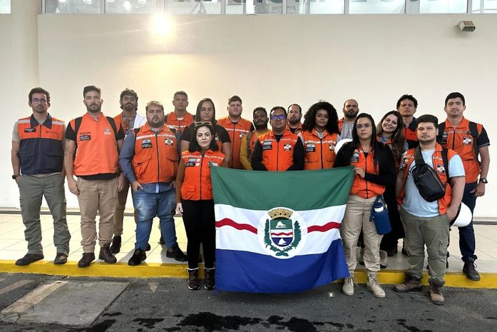 Equipe da Defesa Civil de Maceió desembarca no RS para atuar em cidades atingidas pela tragédia