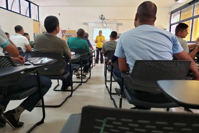Permissionários e motoristas auxiliares de táxi de Maceió participam de aulas sobre regras de trânsito