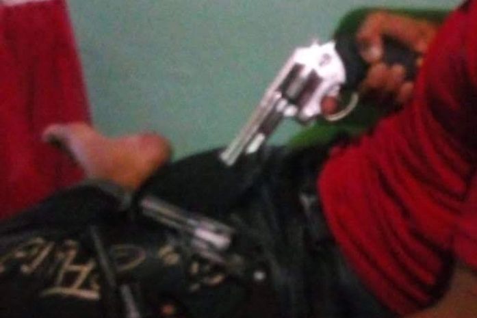 Homem enviou fotos com arma de fogo para mulher