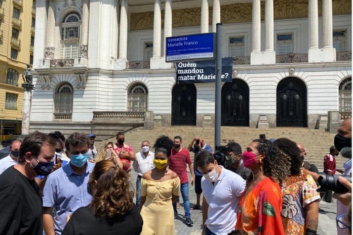 Placa em homenagem a Marielle Franco é inaugurada em frente à Câmara de Vereadores do Rio de Janeiro