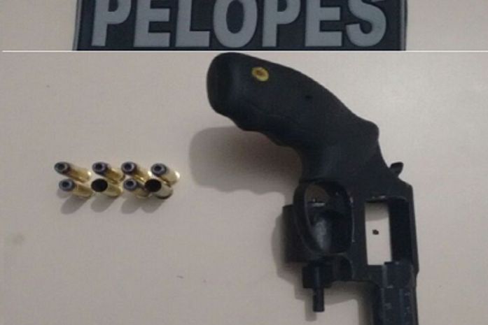 PM apreende homem por porte ilegal de armas